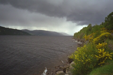 Schottland, Loch Ness, Ostseite, bewlkt